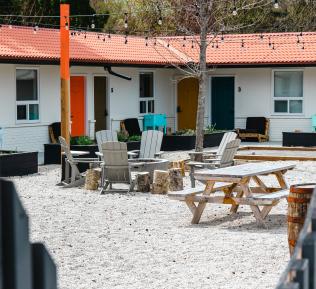 Penny's Motel Courtyard with tables and chairs